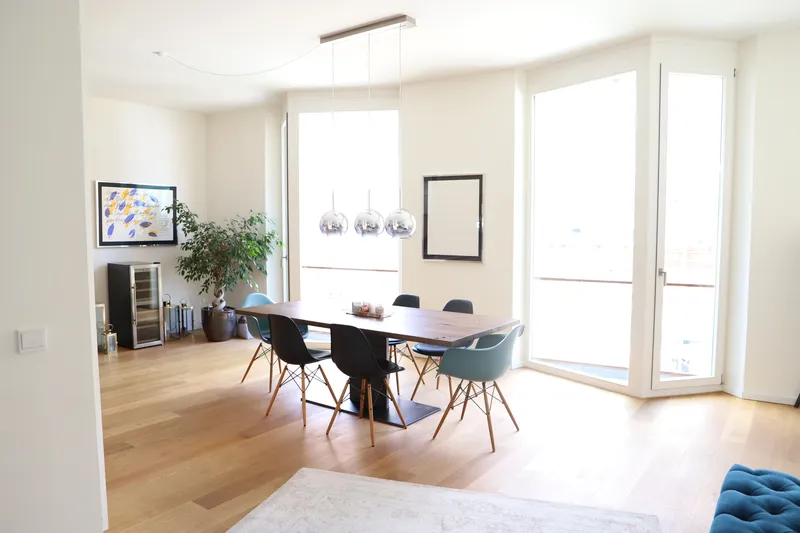Exklusive, sonnendurchflutete, teil-möblierte 3-Zimmer-Wohnung mit Balkon und EBK in Mitte, Berlin — photo 1
